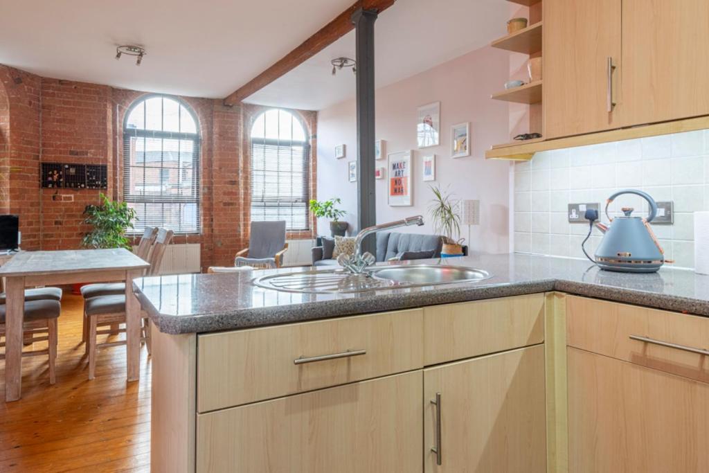 5 Mins Walk From Centre, Spacious City Apt, Open-Plan 诺丁汉 外观 照片